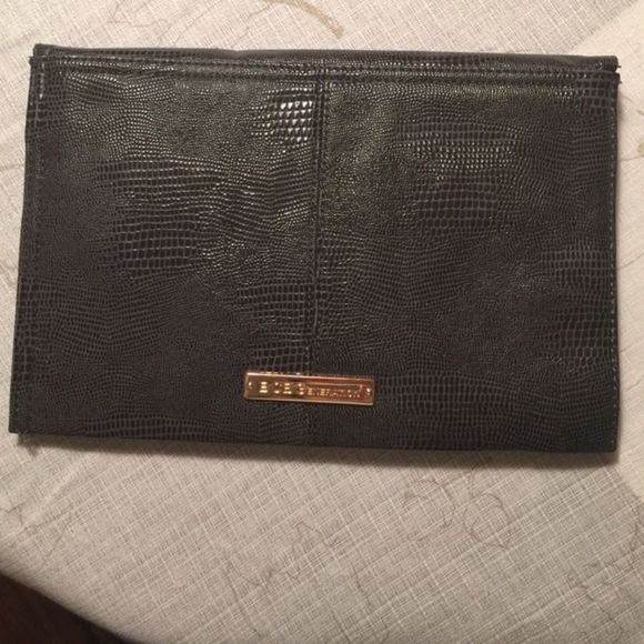 BCBGENERATION Quinn High Maintenance clutch. - Picture 3 of 5